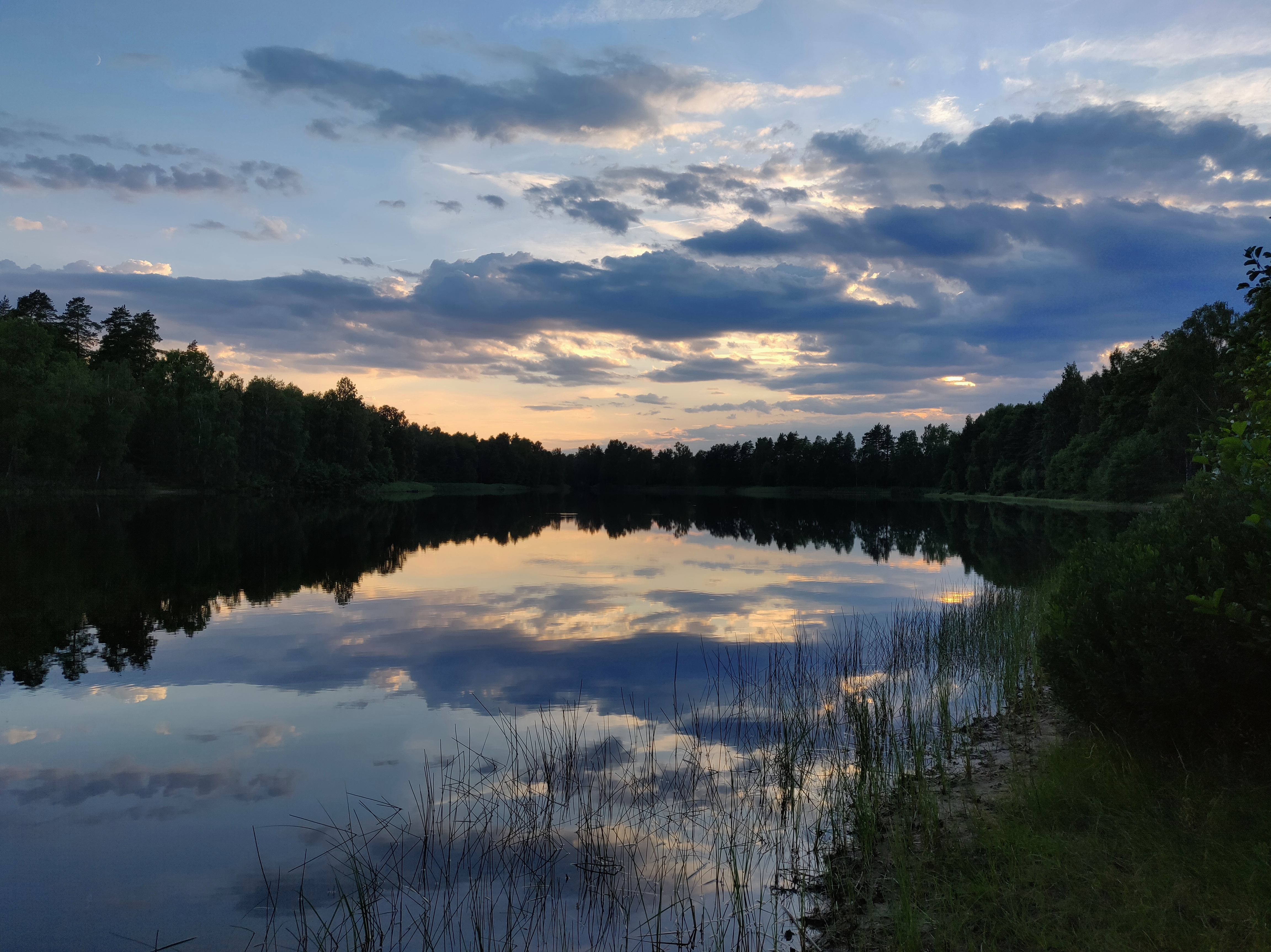 Auringonlasku järvellä Ruotsissa