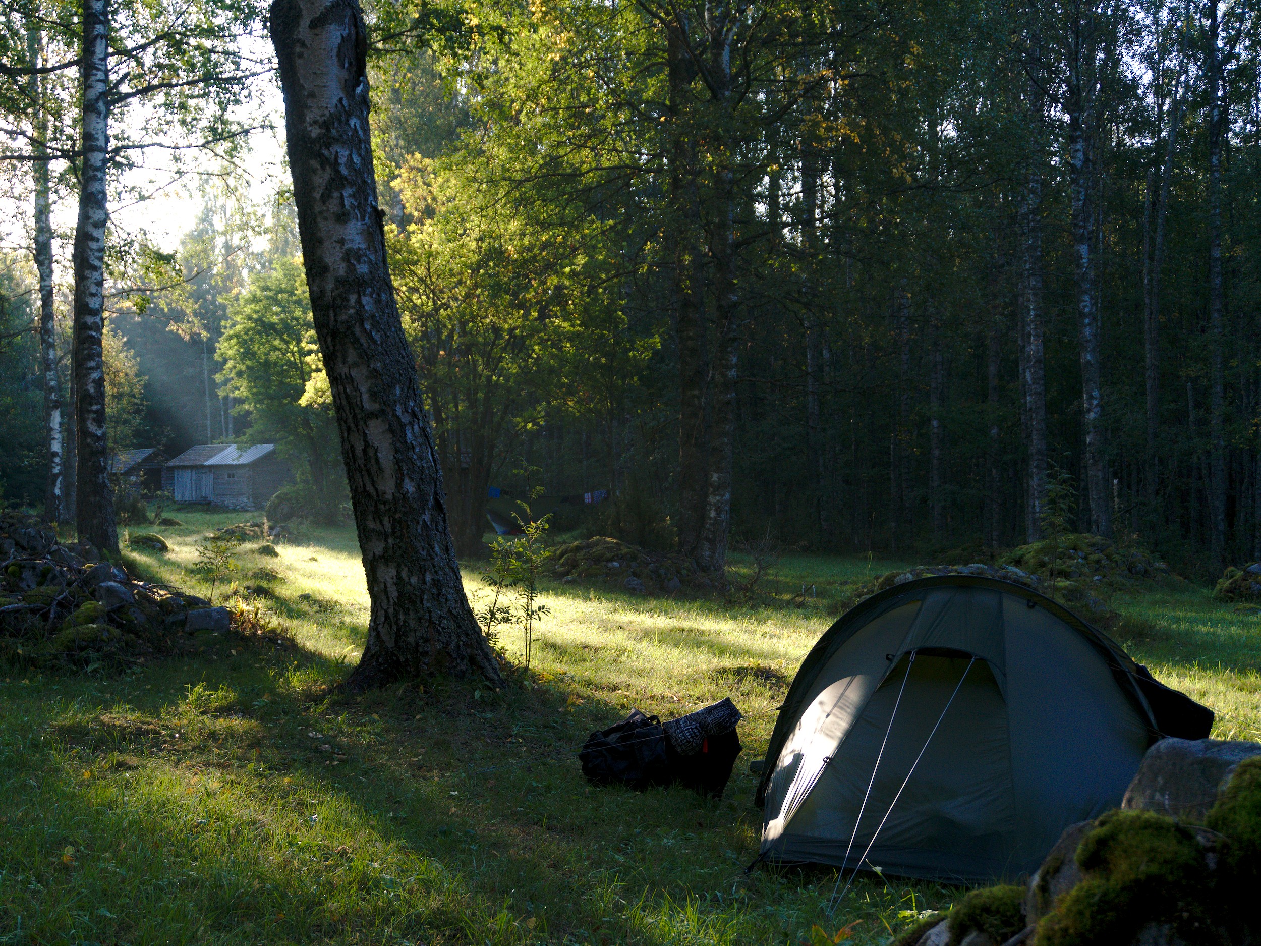 Ensimmäinen telttapaikka ja aamuaurinko