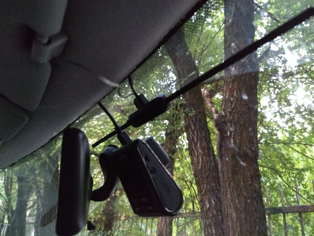 Tuulilasiin on liimattu radioantenni ja dashboard cam