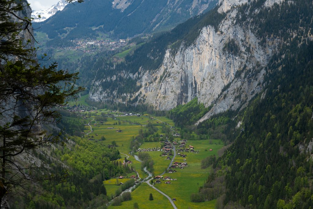 Lauterbrunnenin laakso sijaitsee Sveitsin Alpeilla