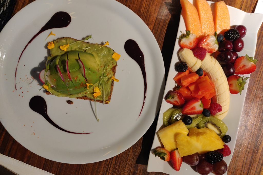 Flax & Kale kahvilassa aamupalalla: avokadoleipä ja hedelmälautanen 